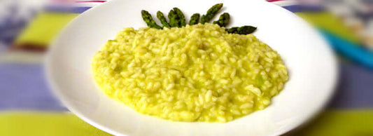 Sapore e semplicità: la ricetta del Risotto alla crema di Asparagi e Parmigiano Reggiano da provare assolutamente