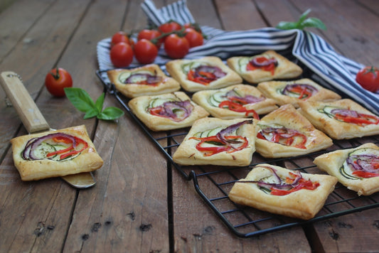 SFIDA IL TEMPO IN CUCINA: SFOGLIATINE DI VERDURE CON CUORE DI ARACHIDI E SALSA BALSAMICA